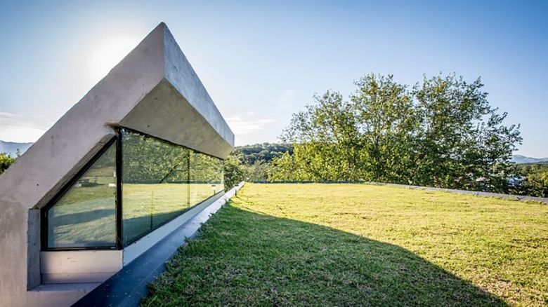 Diseñan una casa que está bajo tierra entre las sierras (y tiene luz natural)