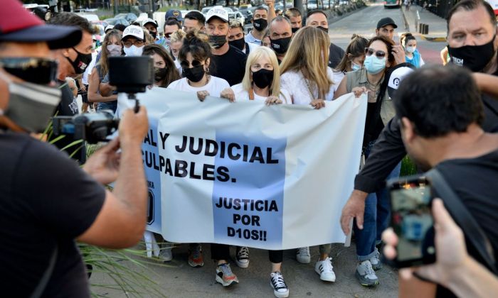 Dalma y Gianinna Maradona junto a Claudia Villafañe participaron de la marcha para pedir justicia por Diego