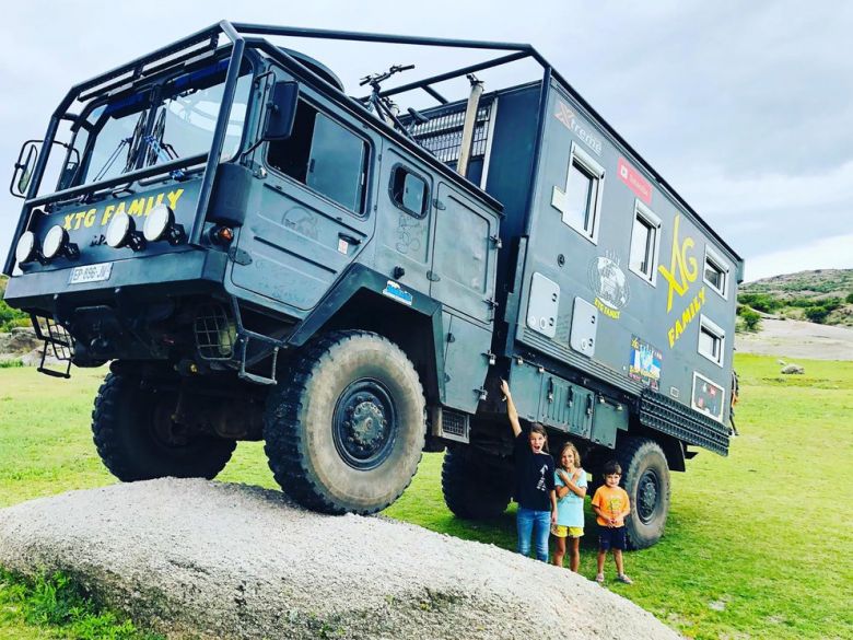 Son franceses, salieron a recorrer Latinoamérica en un camión militar, quedaron varados y se enamoraron de la Argentina