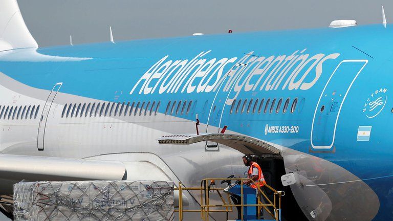 Llegó el avión de Aerolíneas Argentinas con 330 mil dosis de la vacuna rusa Sputnik V