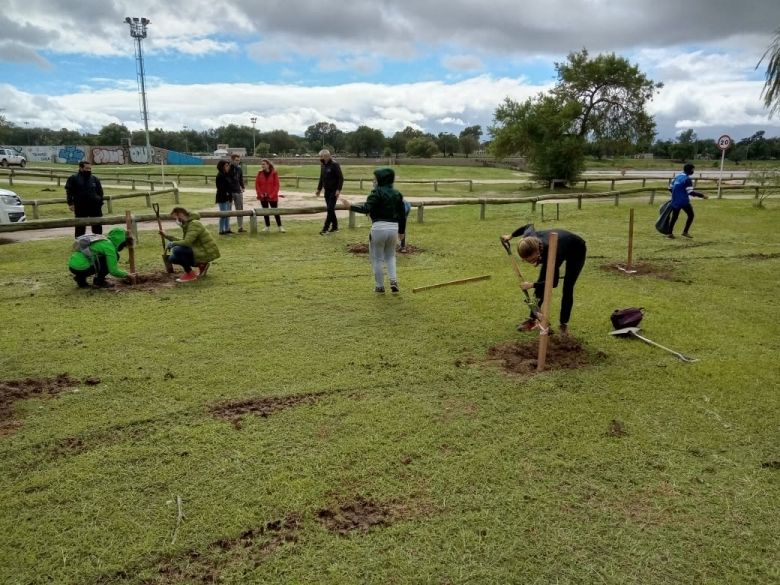 Más de 250 voluntarios participaron de la plantación de mil árboles en la costa sur del río