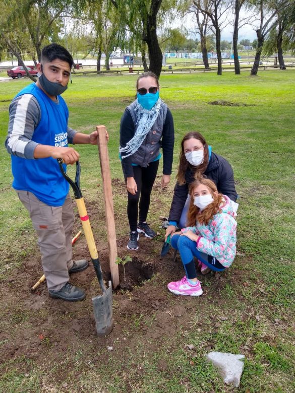 Más de 250 voluntarios participaron de la plantación de mil árboles en la costa sur del río