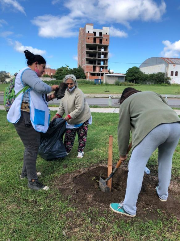 Más de 250 voluntarios participaron de la plantación de mil árboles en la costa sur del río