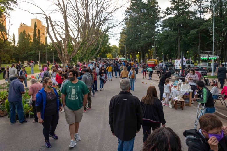 Se desarrolló con éxito la experiencia de la Feria del Paseo en el Parque Sarmiento