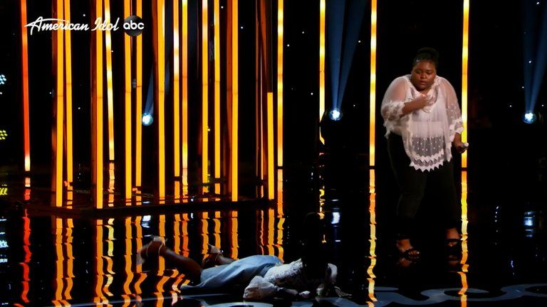 Susto en “American Idol”: una concursante se desmayó en el escenario y debió ser hospitalizada de urgencia