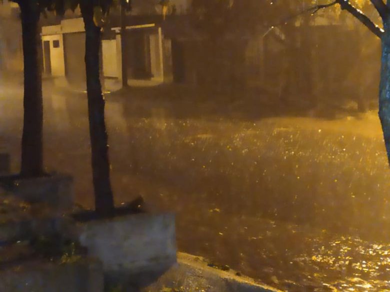 Fuerte tormenta de agua y granizo en Sampacho