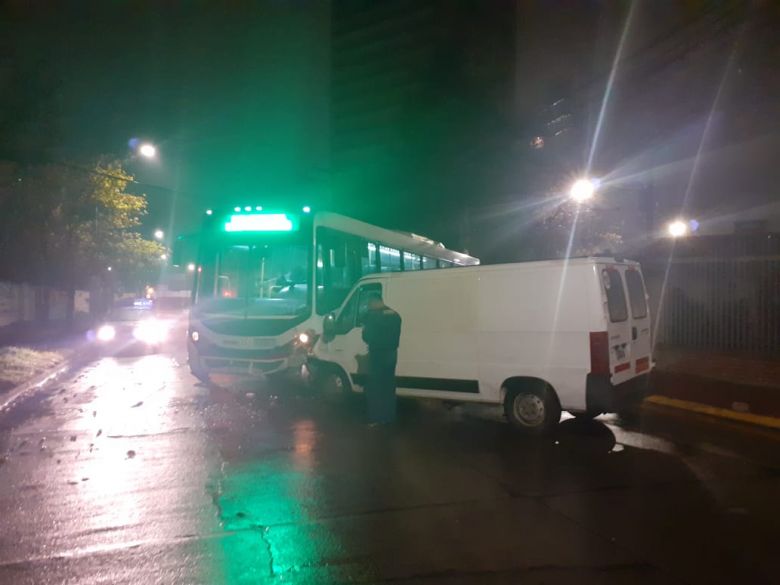 Un herido en un choque entre un utilitario y un colectivo