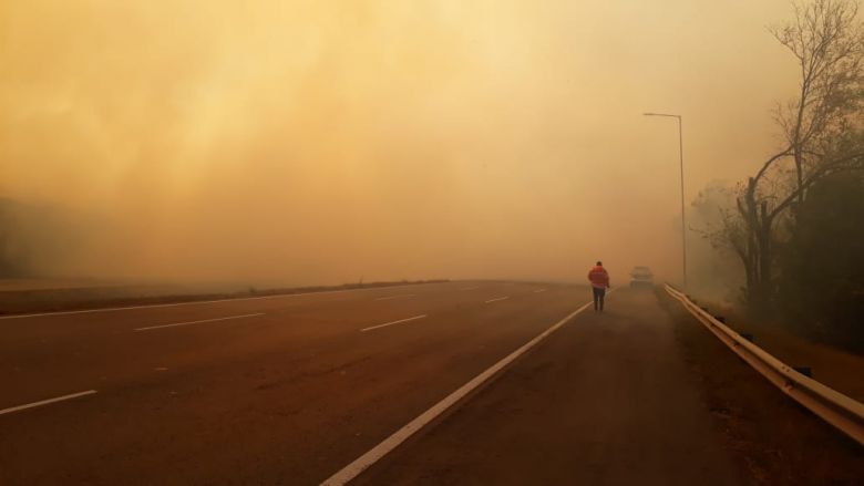 Bomberos combaten un incendio en Malagueño