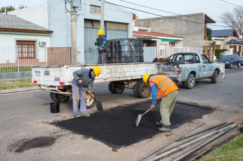 Se intensifican las tareas de bacheo en toda la ciudad