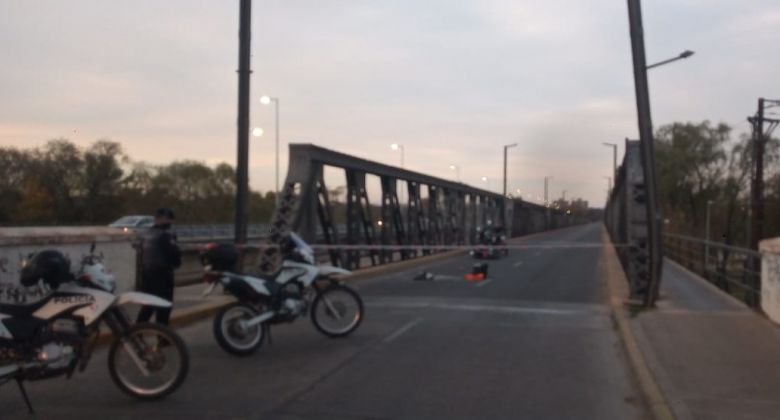 Puente Carretero: colisionó una motocicleta contra la estructura lateral 