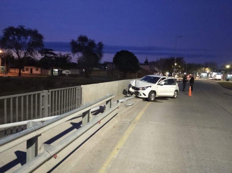 Puente Obregón Cano: un automóvil colisionó el alumbrado público y provocó la caída de un ciclista