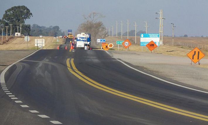 Violento roce de camiones en la ruta 8 en la curva del Batallón del Holmberg