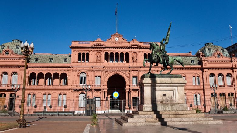 El Gobierno debate cambios en el Gabinete para oxigenar la gestión y apuntalar la estrategia electoral