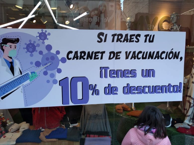 Un local de ropa ofrece descuentos a quienes presenten su certificado de vacunación 