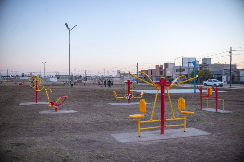 Presupuesto Participativo: Llamosas inauguró una nueva plaza en el oeste de la ciudad