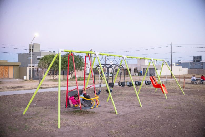 Presupuesto Participativo: Llamosas inauguró una nueva plaza en el oeste de la ciudad