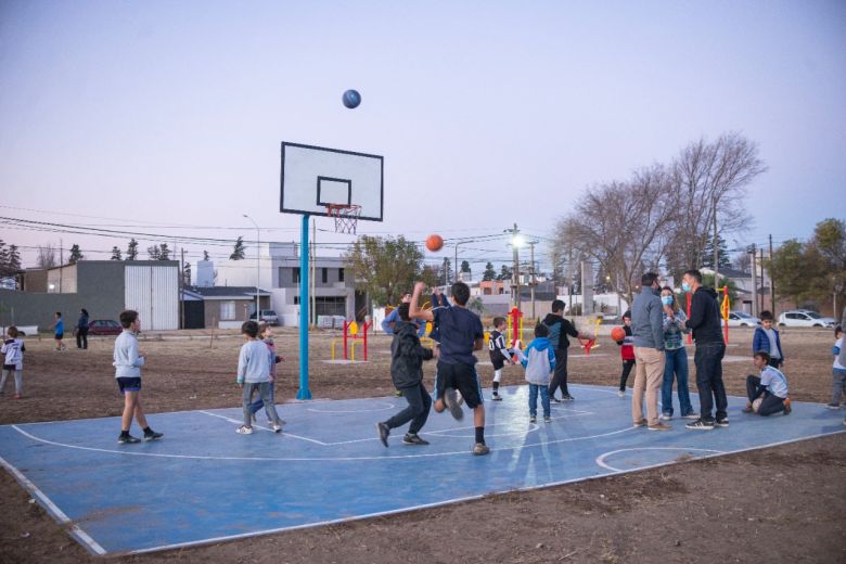 Presupuesto Participativo: Llamosas inauguró una nueva plaza en el oeste de la ciudad