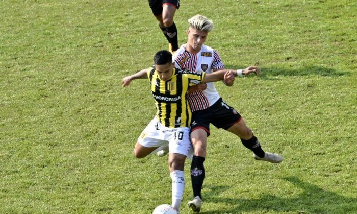 Almirante Brown sigue firme como líder