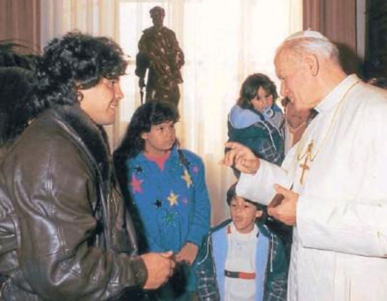 Guillermo Cóppola recordó el encuentro entre la familia Maradona y Juan Pablo II: “Éramos Los locos Addams”