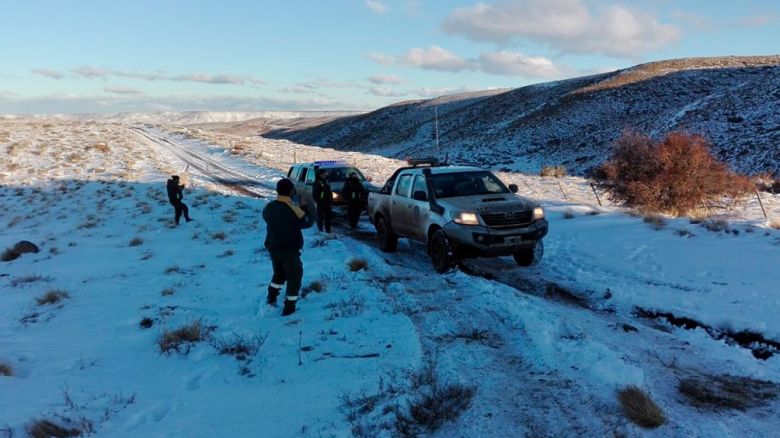 Dos noches en una camioneta y nieve hasta la cintura, una odisea solidaria en Bariloche