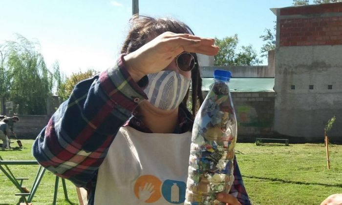 Cuatro talleres de utilización de plásticos con ecoladrillos: una tendencia que gana interés