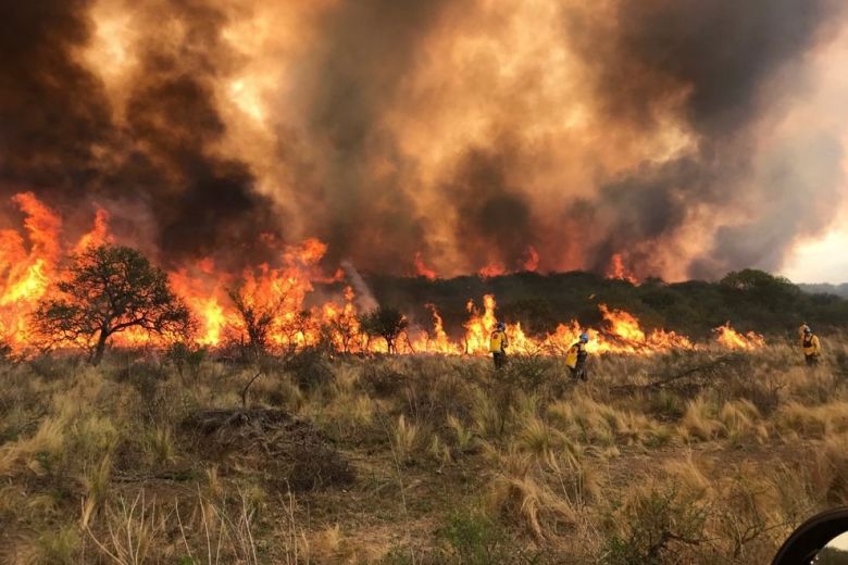 Continúan las tareas de Bomberos Voluntarios en los incendios del norte provincial