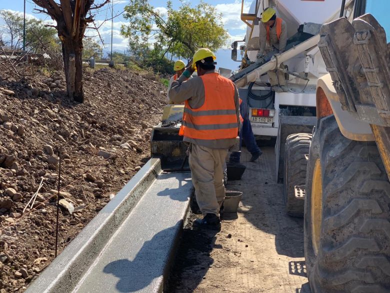 Una empresa privada realizará una obra de pavimento y cordón cuneta en el oeste de la ciudad