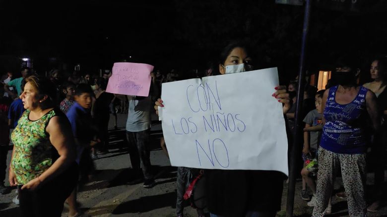 Acusan a una maestra jardinera y un hombre de abusar de 10 menores en un jardín de infantes