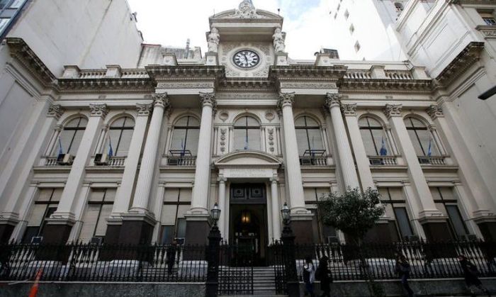 El BCRA vendió USD 290 millones para frenar al dólar en el último día antes de las elecciones