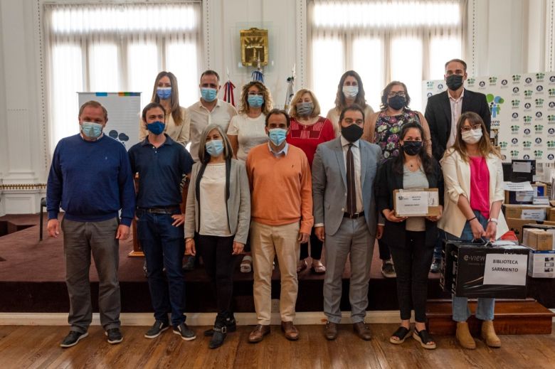 Llamosas entregó equipamiento tecnológico a las bibliotecas populares de la ciudad