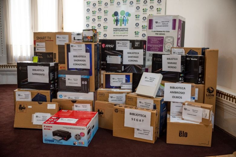 Llamosas entregó equipamiento tecnológico a las bibliotecas populares de la ciudad