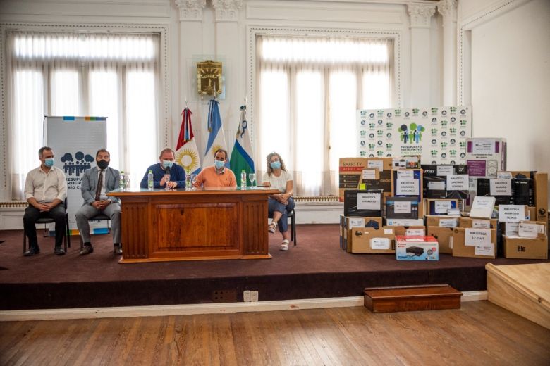 Llamosas entregó equipamiento tecnológico a las bibliotecas populares de la ciudad