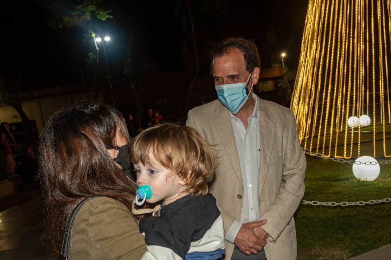 Se iluminó el pino de navidad en la Plaza Olmos de la Juventud