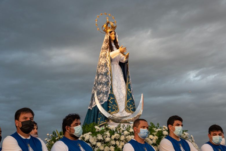 Se iluminó el pino de navidad en la Plaza Olmos de la Juventud