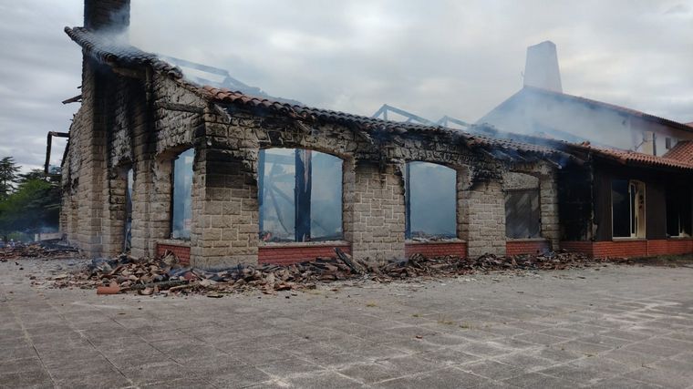 Hubo un fallecido tras incendiarse uno de los hoteles de la Unidad Turística de Embalse