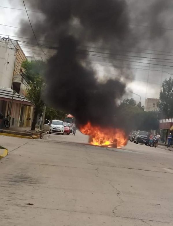 Un vehículo se incendió en pleno centro de Berrotarán 