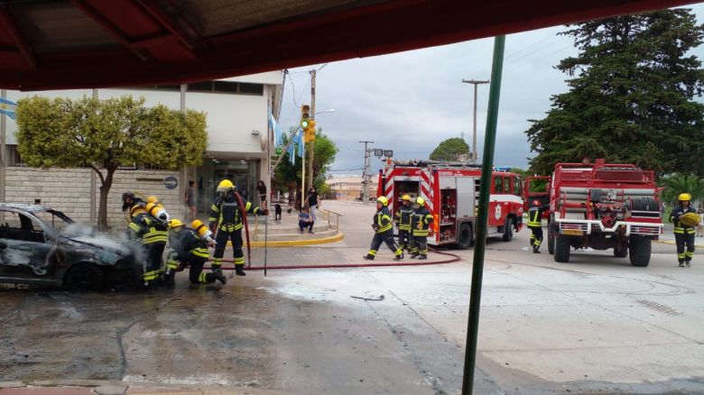 Un vehículo se incendió en pleno centro de Berrotarán 