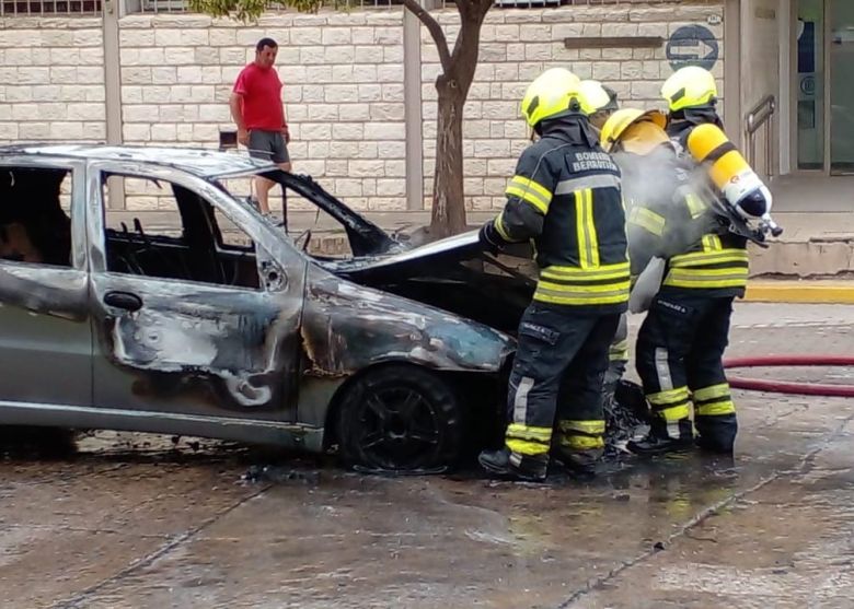 Un vehículo se incendió en pleno centro de Berrotarán 