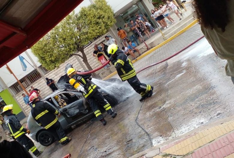 Un vehículo se incendió en pleno centro de Berrotarán 