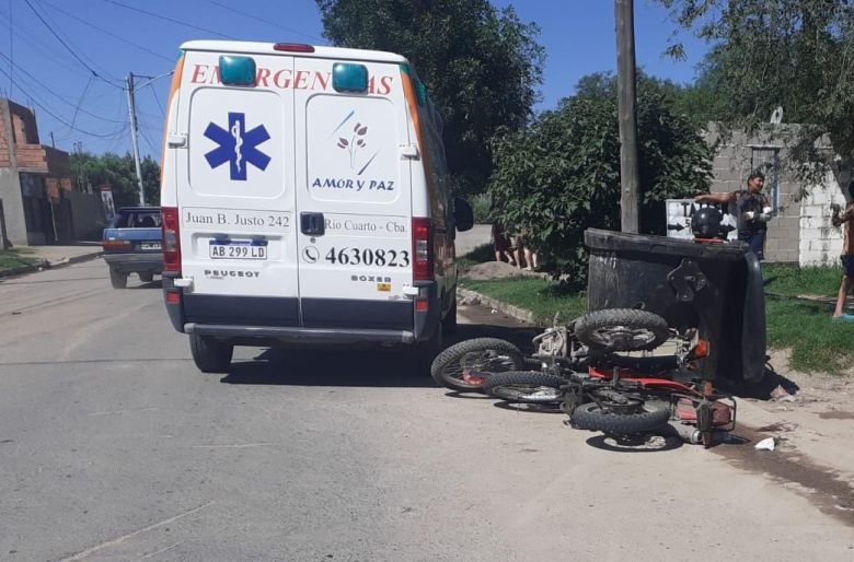 Dos motocicletas colisionaron y tres personas resultaron lesionadas