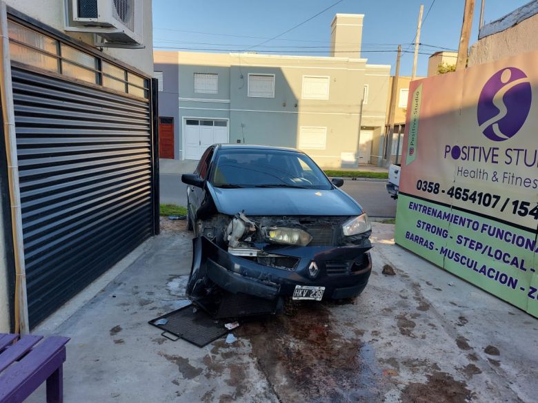 Jóvenes se incrustaron con el auto en un gimnasio: la palabra del damnificado