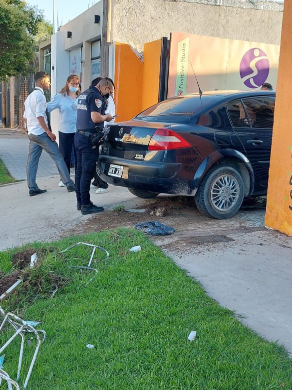 Jóvenes se incrustaron con el auto en un gimnasio: la palabra del damnificado