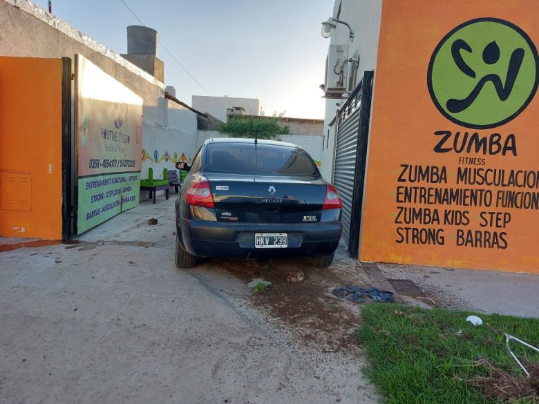 Jóvenes se incrustaron con el auto en un gimnasio: la palabra del damnificado