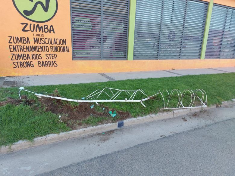 Jóvenes se incrustaron con el auto en un gimnasio: la palabra del damnificado