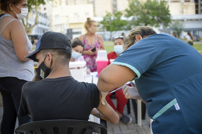 Entre baile y música, 80 jóvenes se inocularon en la noche de las vacunas