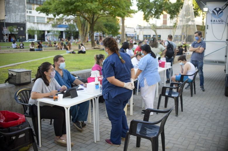 Entre baile y música, 80 jóvenes se inocularon en la noche de las vacunas