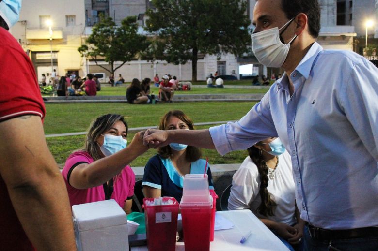 Entre baile y música, 80 jóvenes se inocularon en la noche de las vacunas