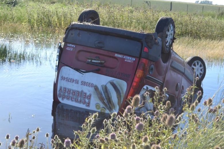 Una mujer murió al volcar un utilitario en una zona de curvas de la Ruta Provincial 4