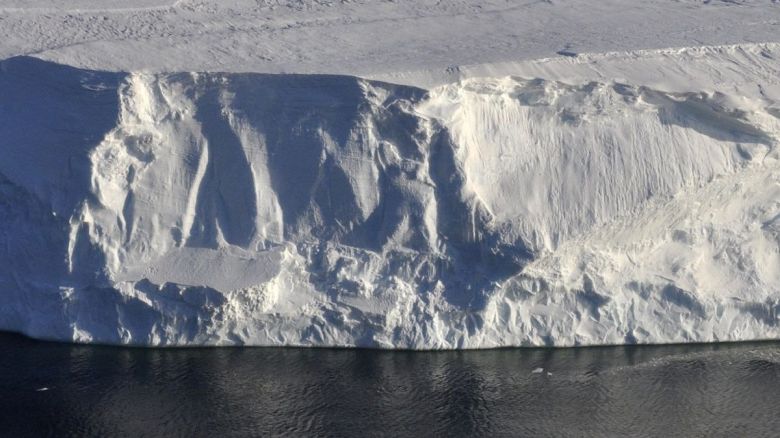 Científicos alertan por la posible ruptura de un enorme glaciar en la Antártida, cerca de Argentina