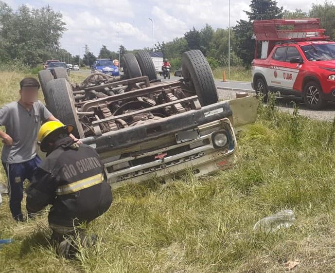 Volcó un camión marca Chevrolet en Ruta Nacional 8